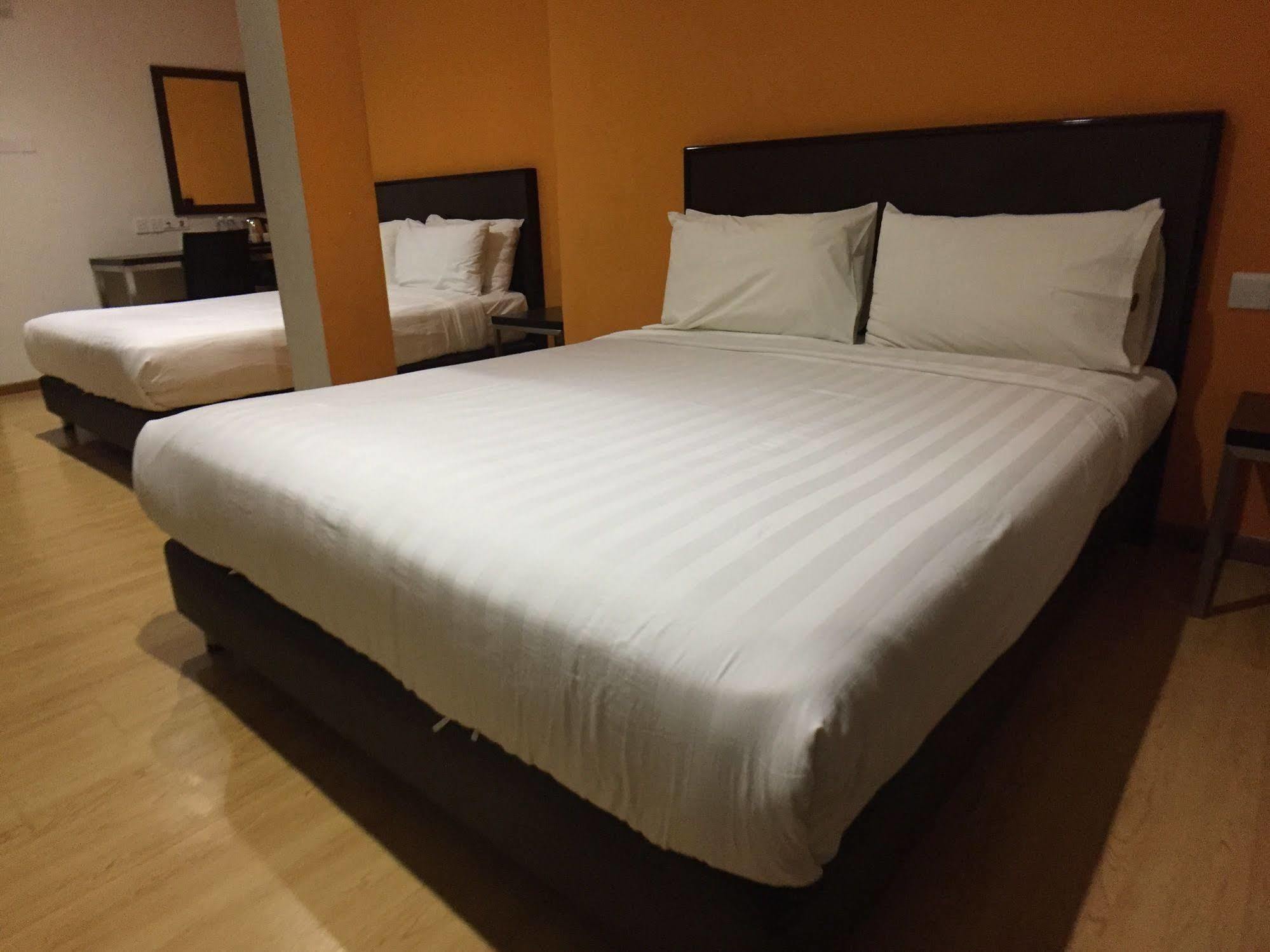 Padungan Hotel Kuching Ngoại thất bức ảnh